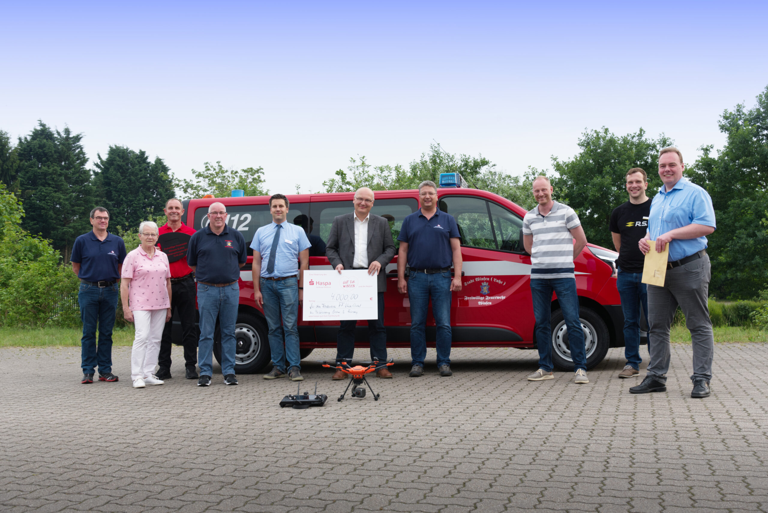 Neues Mannschaftstransportfahrzeug und Drohne an die Feuerwehr Winsen übergeben